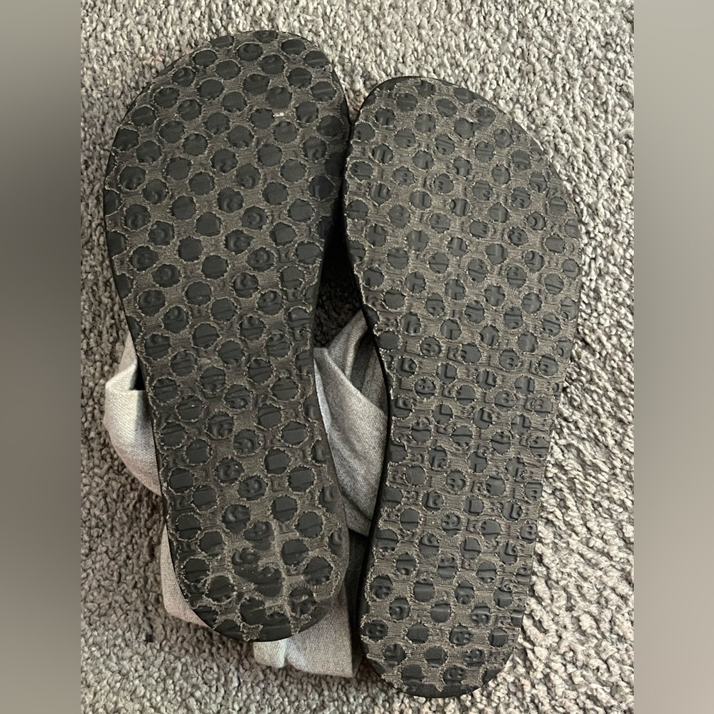 SANUK YOGA SLING 2. Toe sandals for Yoga or Beach or ??? Gray. 9.5” long-US 7/8. - Picture 4 of 7
